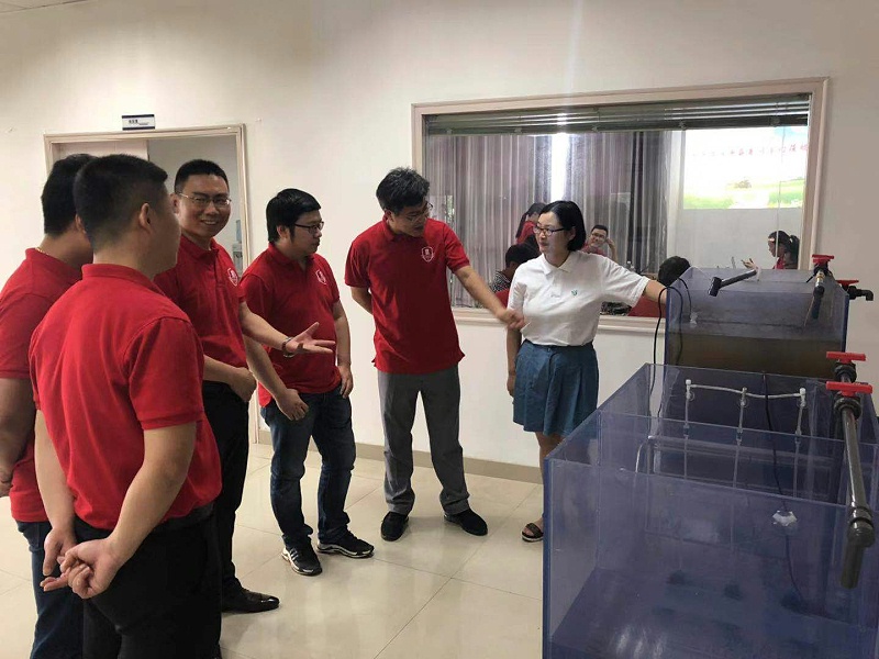 參觀水處理模擬實(shí)驗(yàn)裝置